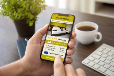 ofiste tabloda üzerinden ekranda telefon app otel rezervasyonu ile holding adam eller