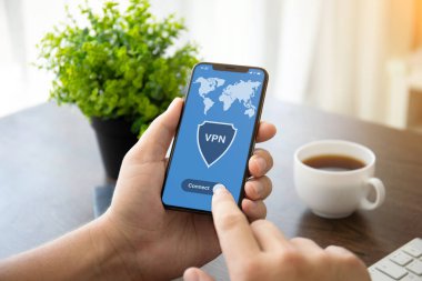 Telefon app vpn ile oluşturma Internet iletişim kuralları için koruma özel ağ üzerinden ofiste tabloda ekranda holding adam eller