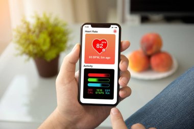 telefon ile app kalp ve etkinlik perde evin odasında holding adam eller