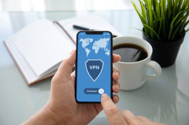 adam el telefon app vpn ile oluşturma Internet iletişim kuralları için koruma özel ağ ekranda ofiste tabloda üzerinde tutarak