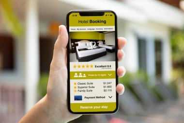 Telefon app otel rezervasyonu ile evin ekran arka planda tutarak el