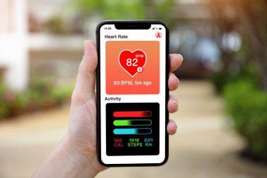 telefon ile app kalp ve etkinlik perde doğa arka planda tutan el