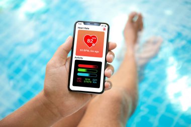 adam telefon app kalp ve aktivite ekranda tutarak havuzda