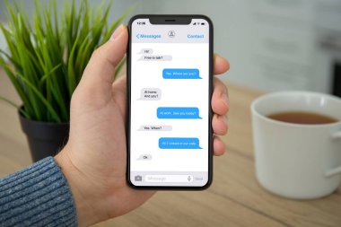Erkek el Siyah tutarak dokunmatik telefon app messenger Oda ekranda ile