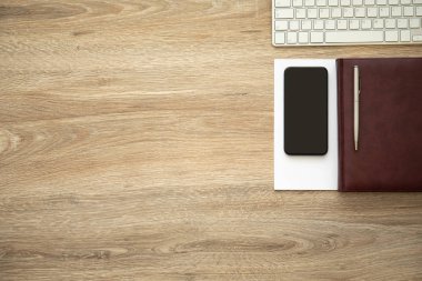 telefon ile defter ve klavye ile ahşap bir masa üzerinde siyah perde