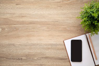 telefon ile bir dizüstü bilgisayar ile ahşap masa üzerinde siyah perde