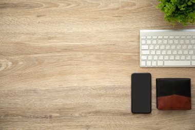siyah ekranda bir ahşap masa defter ve klavye ile telefon