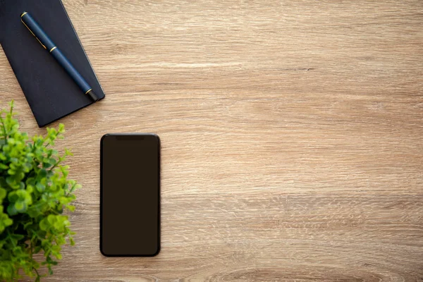 Telefono Con Schermo Nero Tavolo Legno Con Notebook — Foto Stock