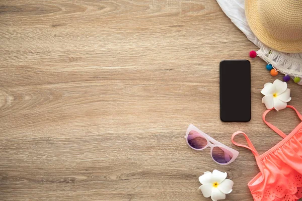 tatil için giysi ve şeyler yakınındaki ahşap masa siyah ekran ile telefon