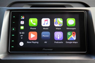 Aluşta, Rusya - 20 Eylül 2018: Araba oynamak multimedya sistemi ile Google Maps üstünde belgili tanımlık perde. Apple araba oyun oluşturuldu ve Apple Inc tarafından geliştirildi.