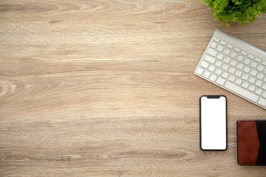 telefon ile izole perde ahşap masa defter ve klavye