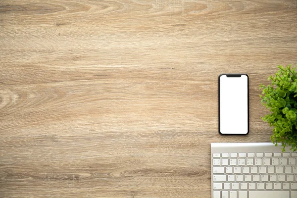 Telefone Com Tela Isolada Mesa Madeira Com Teclado — Fotografia de Stock