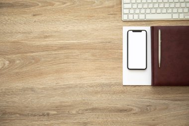 telefon ile defter ve klavye ile ahşap bir tabloda izole perde