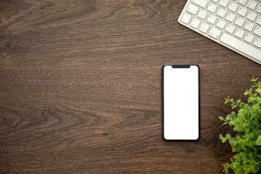 telefon ile izole perde klavye ile ahşap tablo