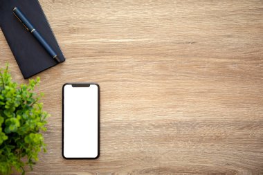 telefon ile bir dizüstü bilgisayar ile ahşap tabloda izole perde