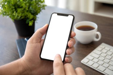 ofiste tabloda üzerinden telefon ile izole perde holding adam eller