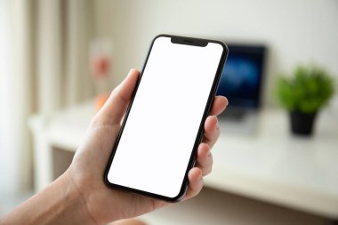 Kadın el telefon ile izole perde evin odasında tutarak