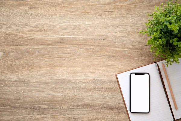 Teléfono Con Pantalla Aislada Mesa Madera Con Cuaderno — Foto de Stock