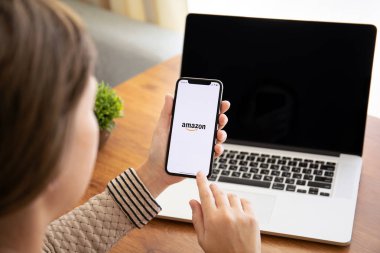 Aluşta, Rusya - 26 Eylül 2018: Internet Servisi Amazon üstünde belgili tanımlık perde alışveriş ile iphone X tutan kadın. iPhone 10 oluşturuldu ve Apple Inc tarafından geliştirildi.