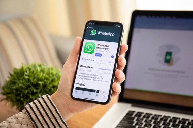 Aluşta, Rusya - 26 Eylül 2018: sosyal ağ hizmeti Whatsapp üstünde belgili tanımlık perde ile iphone X tutan kadın. iPhone 10 oluşturuldu ve Apple Inc tarafından geliştirildi.