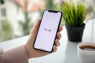 Aluşta, Rusya - 24 Eylül 2018: sosyal ağ hizmeti Google üstünde belgili tanımlık perde ile iphone X tutan kadın. iPhone oluşturuldu ve Apple Inc tarafından geliştirildi.