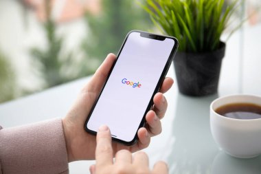 Aluşta, Rusya - 24 Eylül 2018: sosyal ağ hizmeti Google üstünde belgili tanımlık perde ile iphone X tutan kadın. iPhone oluşturuldu ve Apple Inc tarafından geliştirildi.