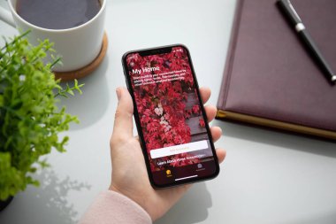 Aluşta, Rusya - 24 Eylül 2018: iphone app ana ekranında X tutan kadın el. iPhone 10 oluşturuldu ve Apple Inc tarafından geliştirildi.