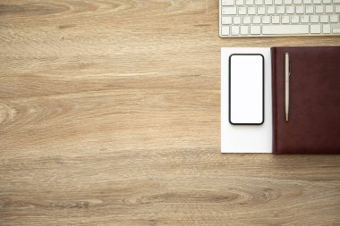 telefon ile defter ve klavye ile ahşap bir tabloda izole perde