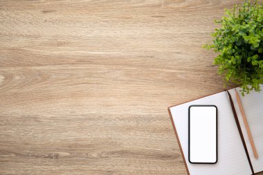 telefon ile bir dizüstü bilgisayar ile ahşap tabloda izole perde