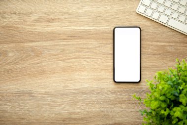 telefon ile izole perde klavye ile ahşap tablo