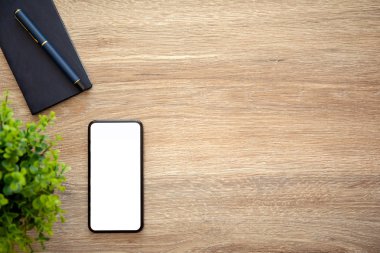 telefon ile bir dizüstü bilgisayar ile ahşap tabloda izole perde