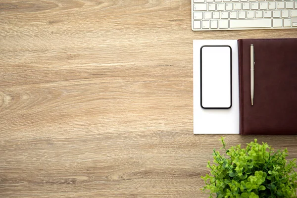 Telefone Com Tela Isolada Uma Mesa Madeira Com Notebook Teclado — Fotografia de Stock