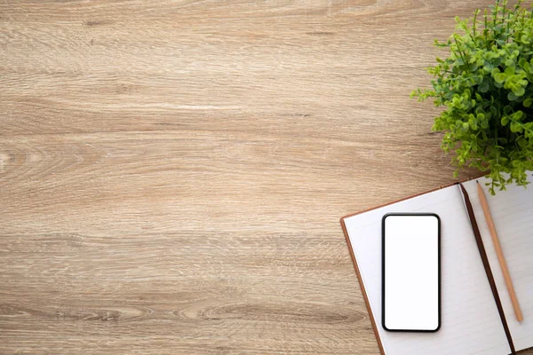 telefon ile bir dizüstü bilgisayar ile ahşap tabloda izole perde