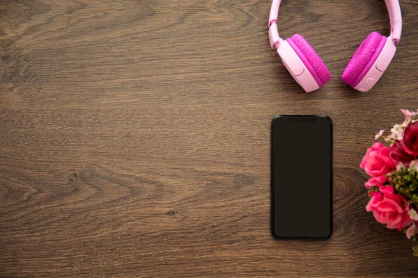 Phone Black Screen Wooden Table Headphones — Stock Photo, Image