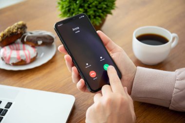 Aluşta, Rusya - 28 Eylül 2018: iphone X ile telefon sayı üstünde belgili tanımlık perde tutan kadın el. iPhone 10 oluşturuldu ve Apple Inc tarafından geliştirildi.