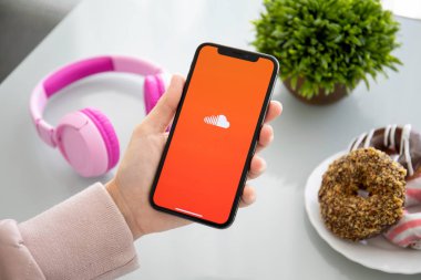 Aluşta, Rusya - 28 Eylül 2018: iphone X müzik servisi Soundcloud ekrandaki tutan kadın. iPhone 10 oluşturuldu ve Apple Inc tarafından geliştirildi.