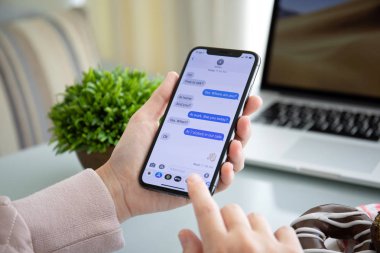 Aluşta, Rusya - 28 Eylül 2018: kadın el üstünde belgili tanımlık perde ile sosyal ağ hizmeti IMessage iphone X tutarak. iPhone 10 oluşturuldu ve Apple Inc tarafından geliştirildi.