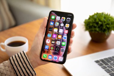 Aluşta, Rusya - 26 Eylül 2018: kadın el ile ev perde IOS iphone X tutarak. iPhone 10 oluşturuldu ve Apple Inc tarafından geliştirildi.