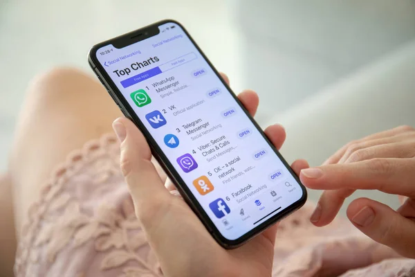 阿卢什塔 俄罗斯 2018年9月27日 妇女手持 Iphone 与社交网络信使在屏幕上 Iphone 是由苹果公司创建和开发的 — 图库照片