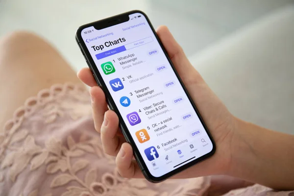 Alushta Russia Settembre 2018 Donna Che Tiene Iphone Con Social — Foto Stock