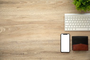 telefon ile izole perde ahşap masa defter ve klavye