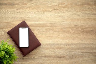 telefon ile bir dizüstü bilgisayar ile ahşap tabloda izole perde