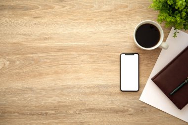 telefon ile defter ve kahve yakınındaki ahşap masa üzerinde izole perde