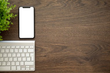 telefon ile izole perde klavye ile ahşap tablo