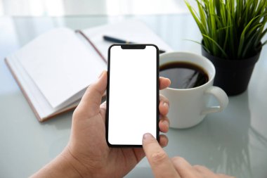 ofiste tabloda üzerinden telefon ile izole perde holding adam eller 