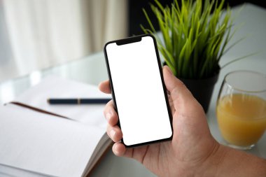 ofiste tabloda üzerinden telefon ile izole perde tutan adam el 