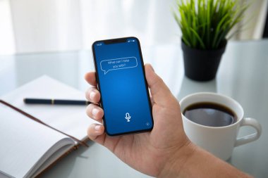 adam el telefon app kişisel asistan ile ekranda ofiste tabloda üzerinde tutarak