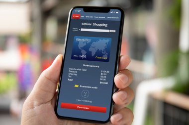 adam el telefon app şehir sokak ekran arka plan üzerinde online alışveriş ile tutarak