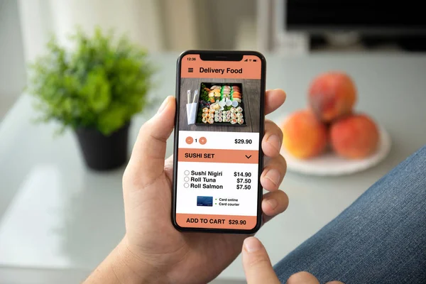 telefon ile app teslim gıda perde evin odasında holding adam eller