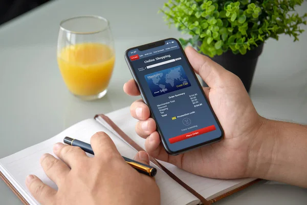 Mężczyzna Ręce Trzymając Telefon Aplikacji Online Zakupy Ekranie Pisania Notebook — Zdjęcie stockowe